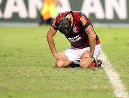 Flamengo apanha do Atlético-GO, perde invencibilidade e deixa Corinthians abrir