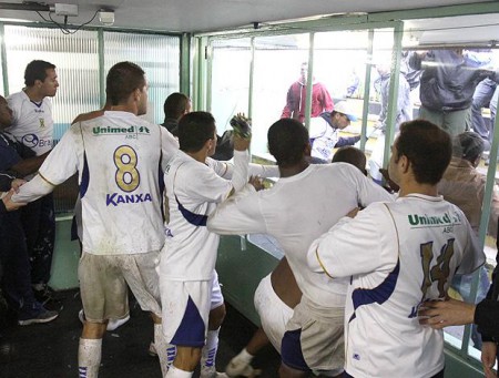 Torcedores entram em conflito com jogadores do Santo André após empate do time