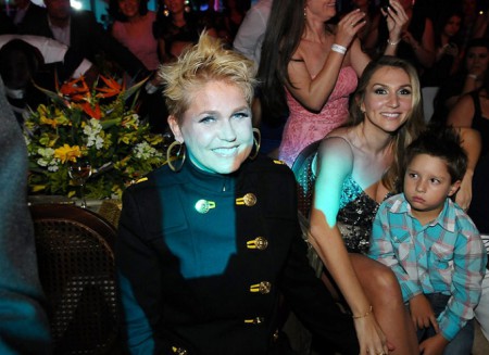 No Rio: Xuxa vai a show de Victor & Leo. Confira as fotos!