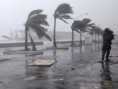 Furacão Irene começa a castigar litoral da Carolina do Norte; veja vídeo